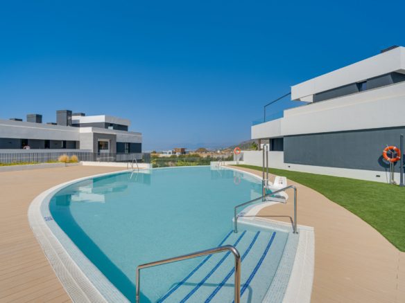 Zbrusu nový, tři ložnice byt v vyhledávané uzavřené komunitě Medblue, v Altos de los Monteros