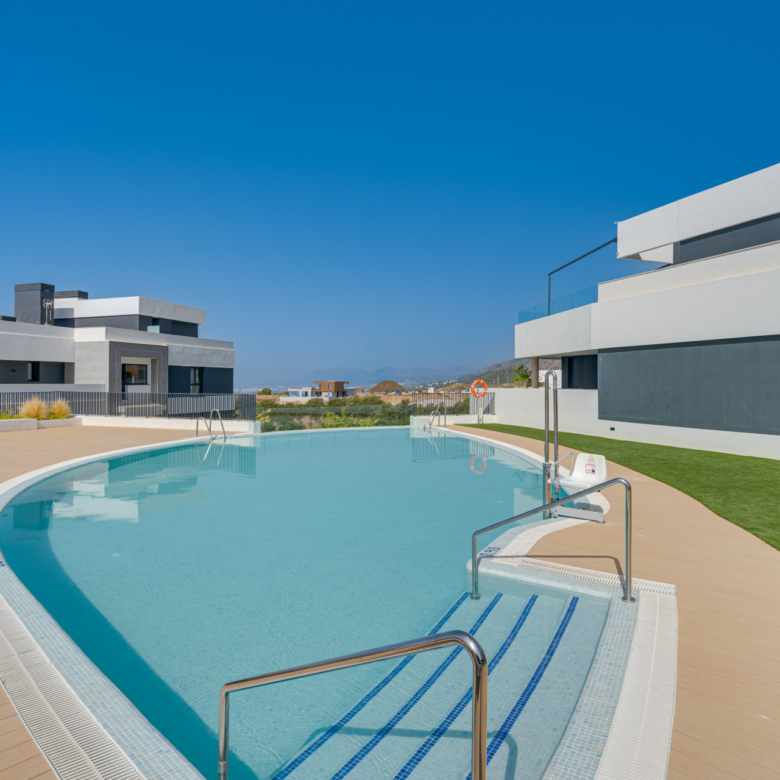 Zbrusu nový, tři ložnice byt v vyhledávané uzavřené komunitě Medblue, v Altos de los Monteros