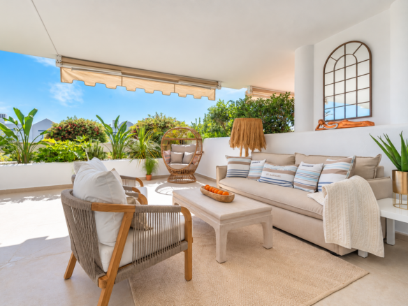 ALOHA MIRASIERRA — Moderne elegance og private terrasser i Nueva Andalusien