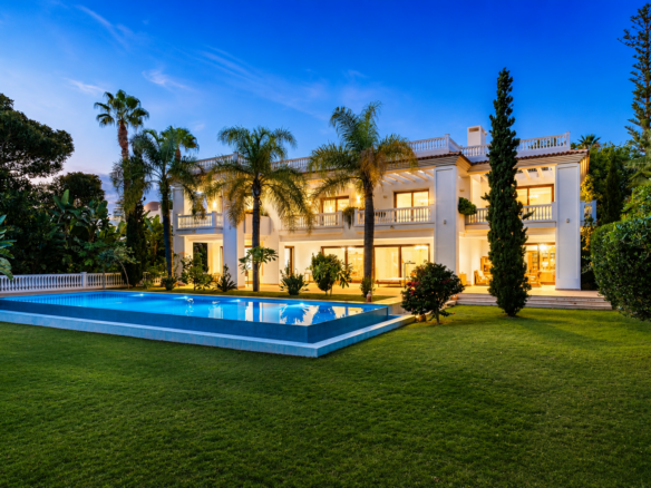 Außergewöhnliche Strandvilla in Guadalmina Baja