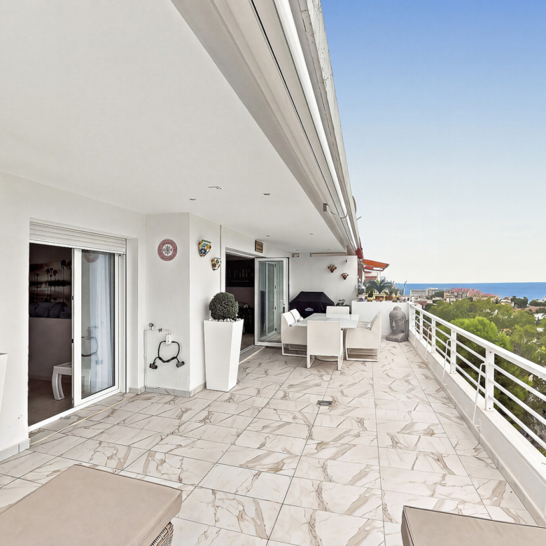 Beautiful 3-Bedroom Top Floor Apartment with Golf, Sea & Mountain Views – Golf Resort Torrequebrada
