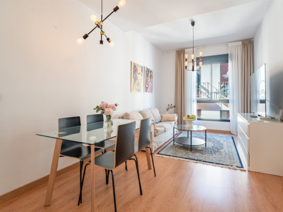 Bright and spacious 3-bedroom apartment with communal pool