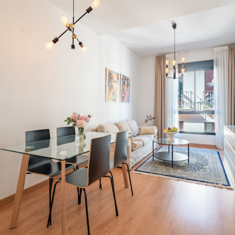 Bright and spacious 3-bedroom apartment with communal pool
