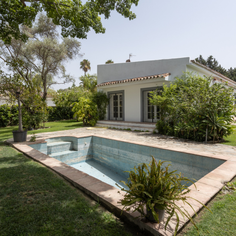 Charming villa with swimming pool and total privacy near San Pedro