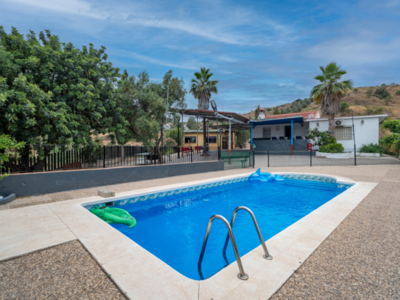 Discover this magnificent property located in a privileged setting, surrounded by nature, peace, and absolute privacy, just a few minutes from Santa Rosalía - Maqueda.