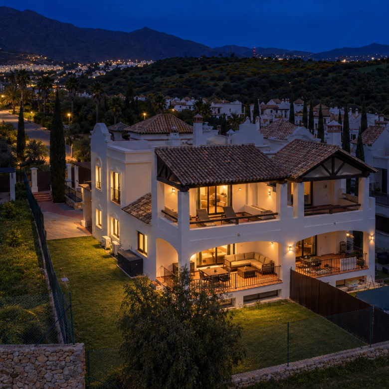 Elegante 4-Zimmer-Doppelhaushälfte in Azata Golf, Estepona | See & Panorama Ansichten