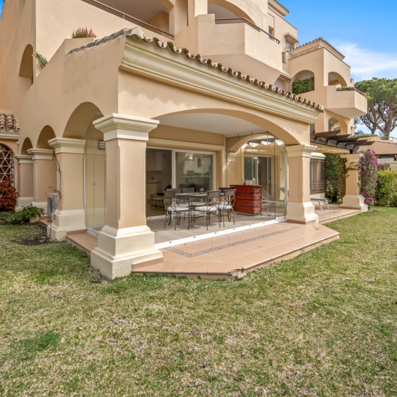 Elegante Erdgeschosswohnung mit Zugang zum Garten in Hacienda Elviria