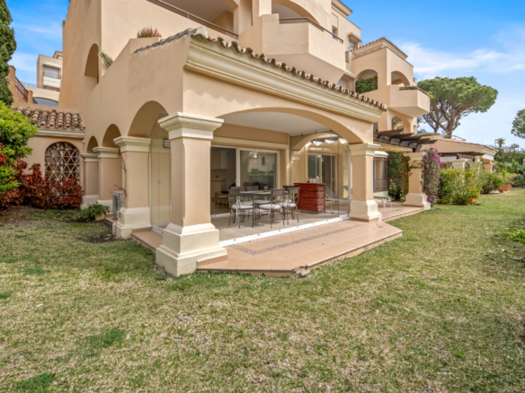 Elegante Erdgeschosswohnung mit Zugang zum Garten in Hacienda Elviria