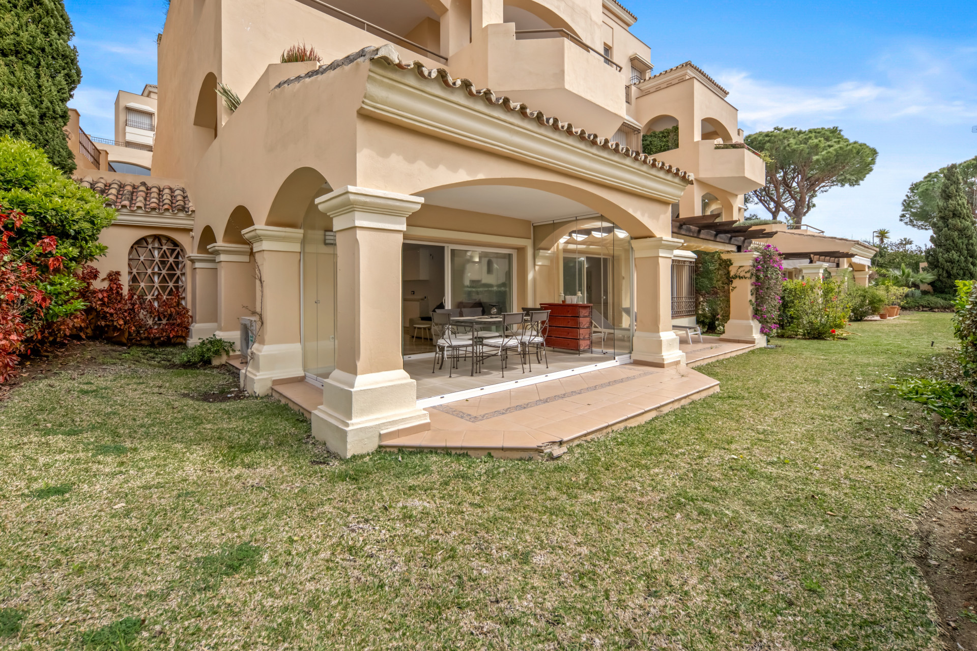 Elegante Erdgeschosswohnung mit Zugang zum Garten in Hacienda Elviria