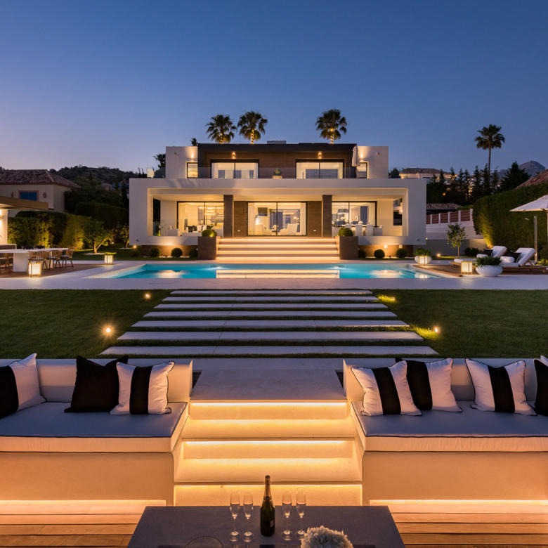 Exceptional villa front line to Los Naranjos Golf