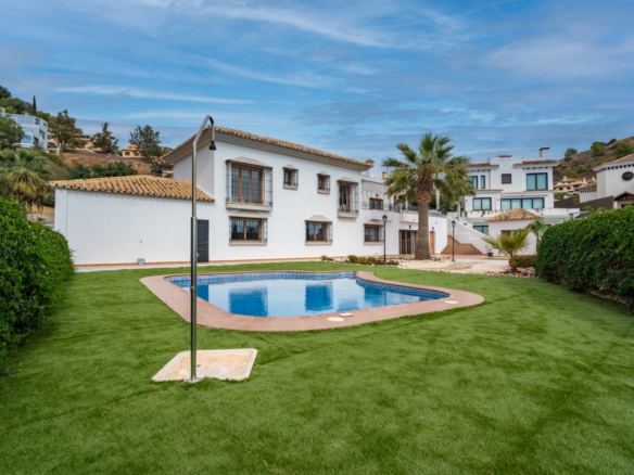 Exclusive Villa in Pinares de San Antón with Panoramic views of the Sea.