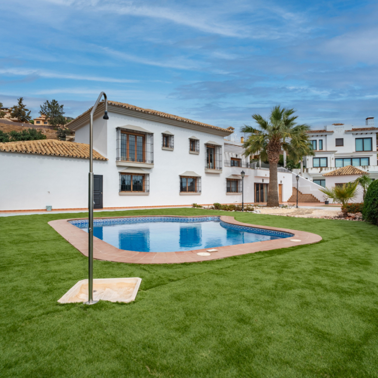 Exclusive Villa in Pinares de San Antón with Panoramic views of the Sea.