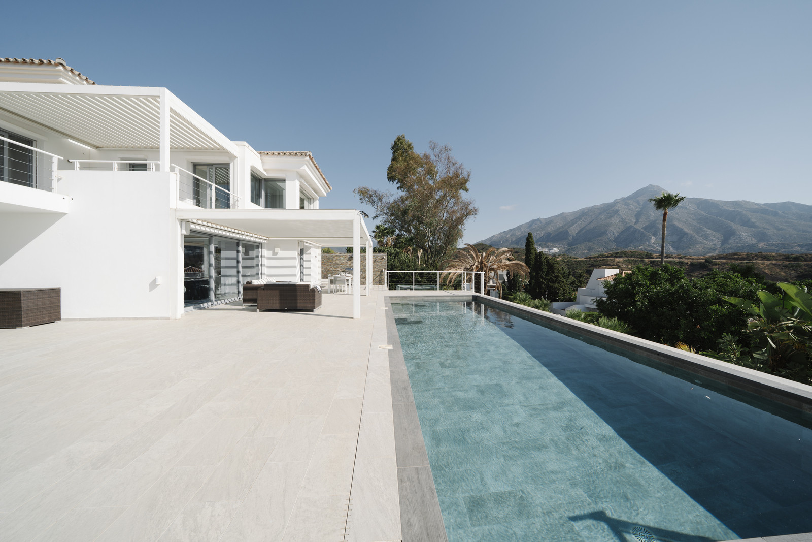 Exklusive Villa in Nueva Andalucía mit Panoramablick