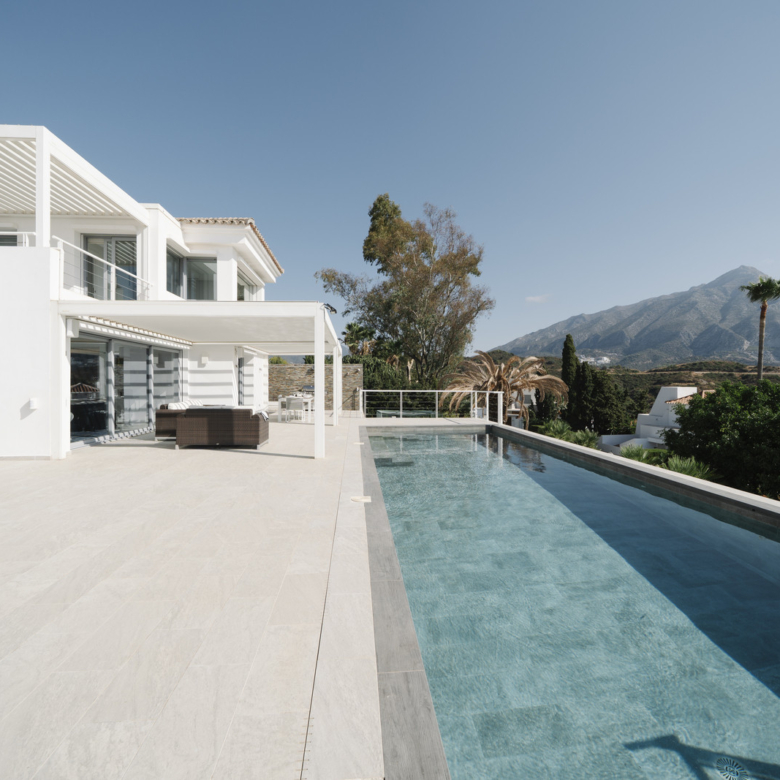 Exklusive Villa in Nueva Andalucía mit Panoramablick