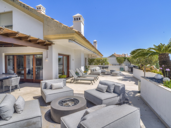 Exklusives Duplex-Penthouse an der Goldenen Meile von Marbella mit Panoramablick auf das Meer und La Concha, großen Terrassen und Spitzenlage in der Nähe von Puente Romano