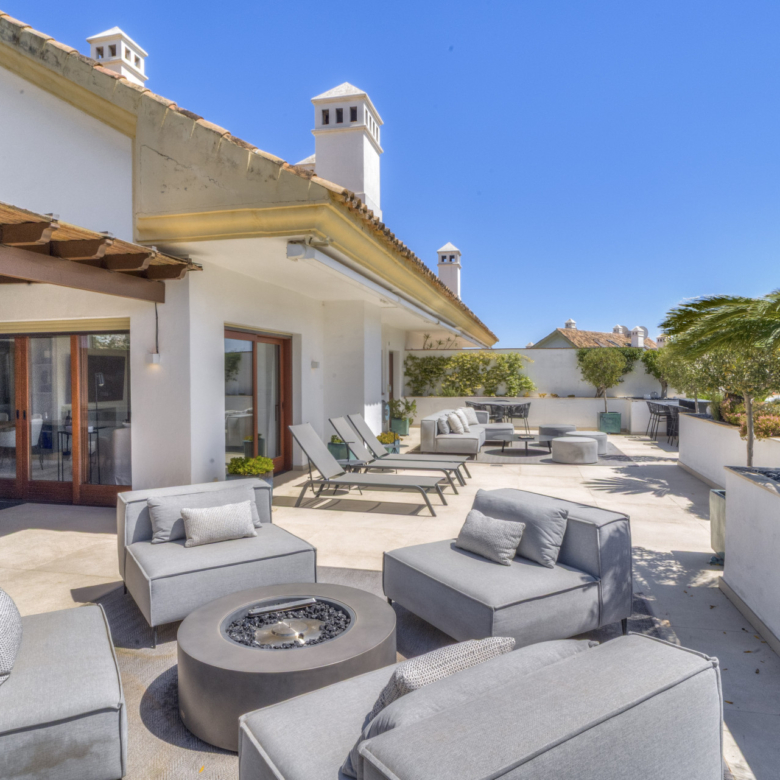 Exklusives Duplex-Penthouse an der Goldenen Meile von Marbella mit Panoramablick auf das Meer und La Concha, großen Terrassen und Spitzenlage in der Nähe von Puente Romano