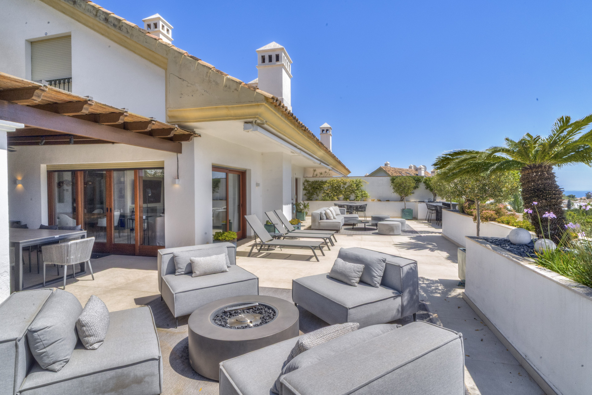 Exklusives Duplex-Penthouse an der Goldenen Meile von Marbella mit Panoramablick auf das Meer und La Concha, großen Terrassen und Spitzenlage in der Nähe von Puente Romano