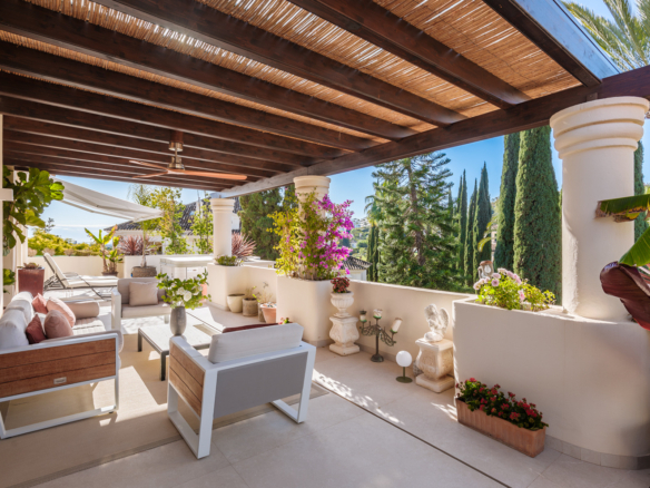 Exquisit renoviertes, geräumiges Duplex-Penthouse in Las Alamandas, Nueva Andalucía