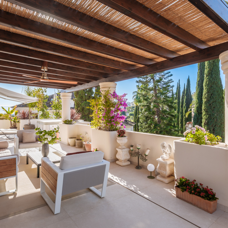 Exquisit renoviertes, geräumiges Duplex-Penthouse in Las Alamandas, Nueva Andalucía