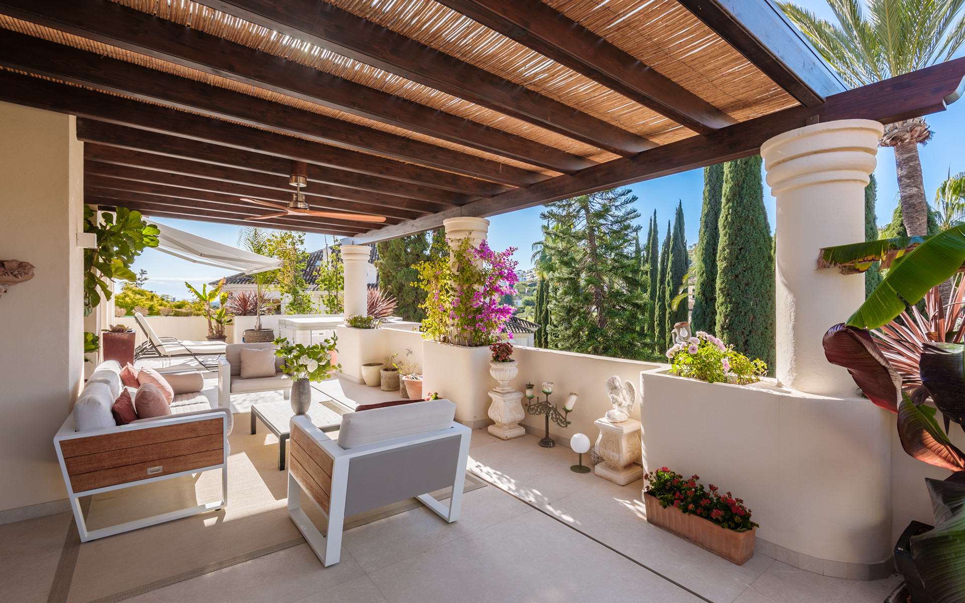 Exquisit renoviertes, geräumiges Duplex-Penthouse in Las Alamandas, Nueva Andalucía
