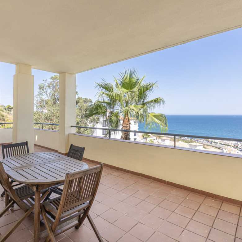 FIRST FLOOR APARTMENT WITH PANORAMIC VIEWS IN MANILVA! Great Opportunity on the COSTA DEL SOL!