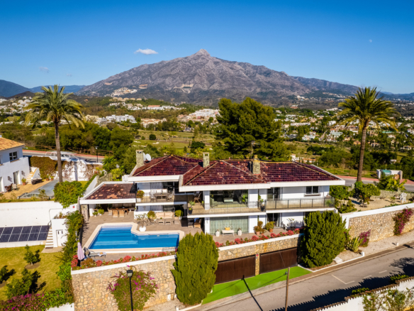 Fantastic villa with panoramic sea views walking distance to amenities in Nueva Andalucia