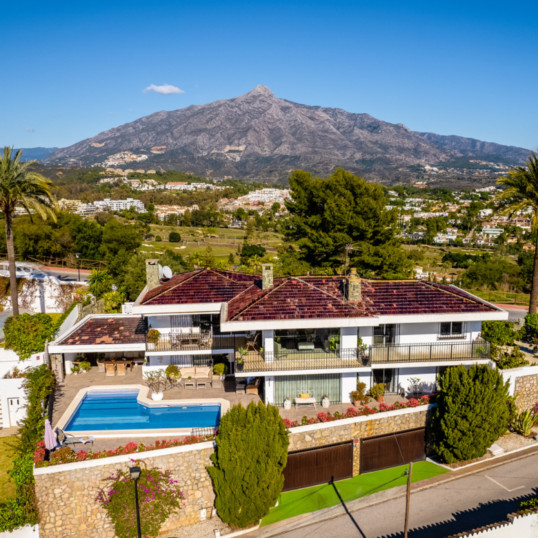 Fantastic villa with panoramic sea views walking distance to amenities in Nueva Andalucia