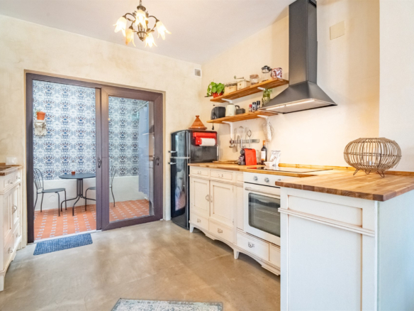 High-Yield Investment in El Palo: Townhouse with 2 Independent Units & Tourist Licenses