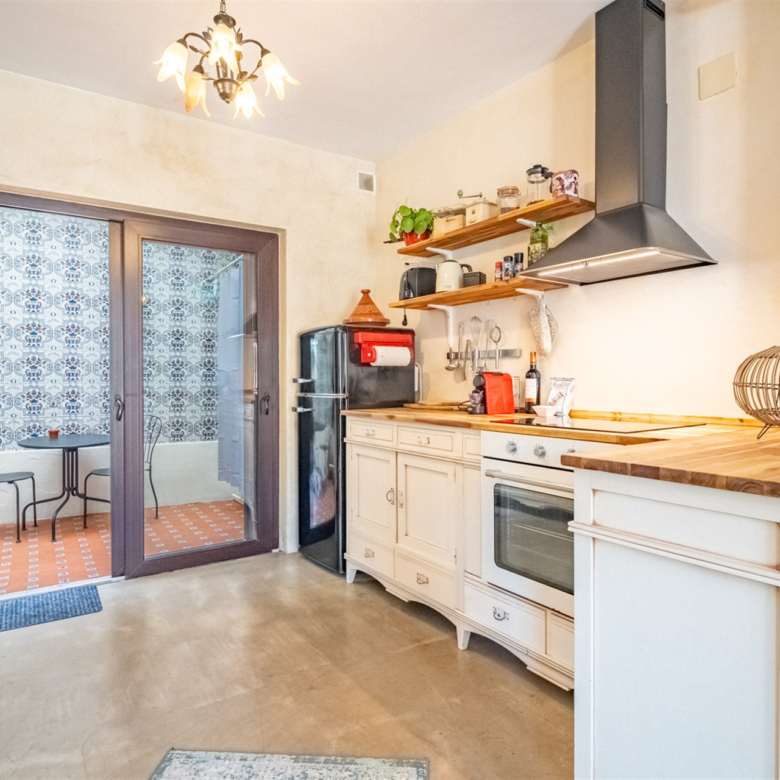High-Yield Investment in El Palo: Townhouse with 2 Independent Units & Tourist Licenses
