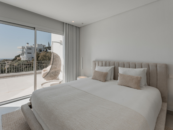 Stunning Duplex Penthouse with Private Pool and Panoramic Views in La Quinta, Benahavís