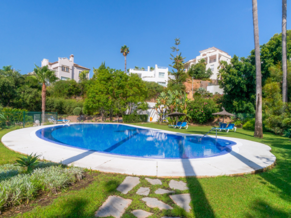 Stunning Duplex Penthouse with Private Pool and Panoramic Views in La Quinta, Benahavís