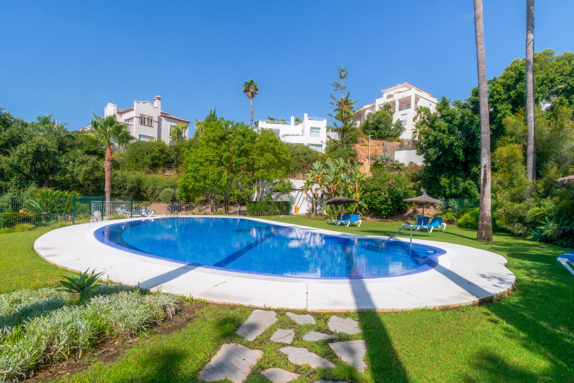 Stunning Duplex Penthouse with Private Pool and Panoramic Views in La Quinta, Benahavís