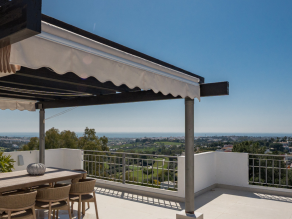Stunning Duplex Penthouse with Private Pool and Panoramic Views in La Quinta, Benahavís