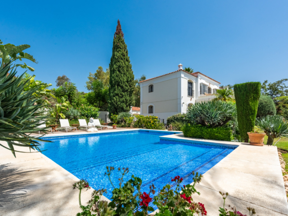 Klassische andalusische Luxusvilla in der abgeschlossenen Wohnanlage Vega del Colorado