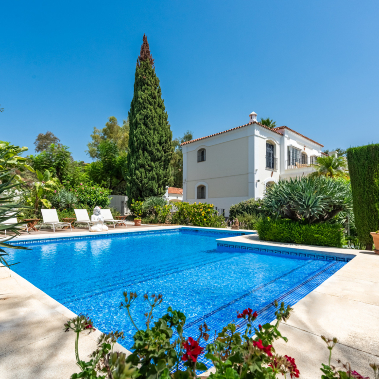 Klassische andalusische Luxusvilla in der abgeschlossenen Wohnanlage Vega del Colorado