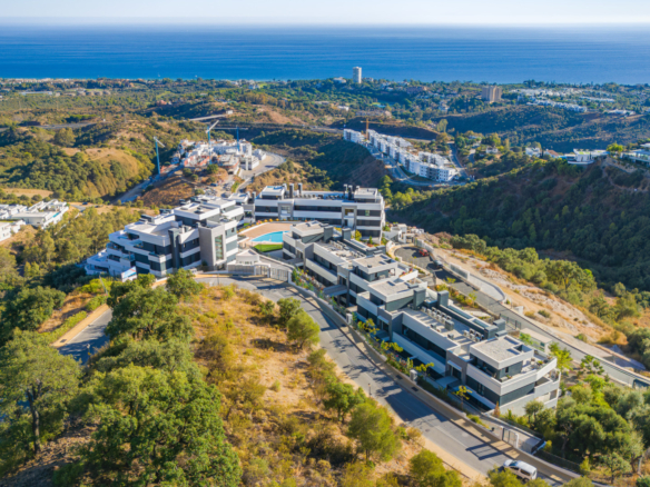 Krásně navržený dvoupokojový byt v přízemí se nachází v vyhledávané Medblue komunitě Altos de Los Monteros, Marbella