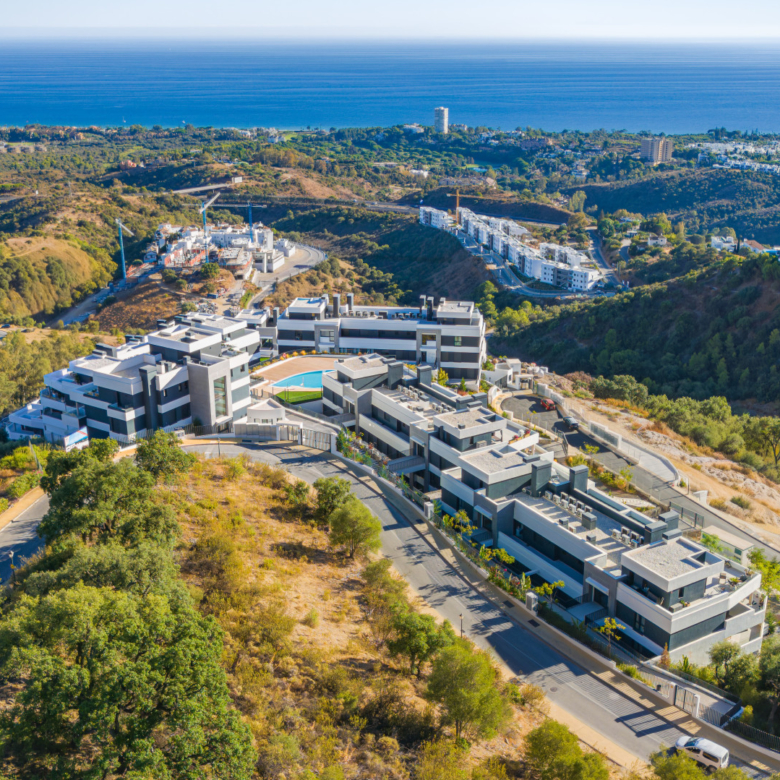 Krásně navržený dvoupokojový byt v přízemí se nachází v vyhledávané Medblue komunitě Altos de Los Monteros, Marbella