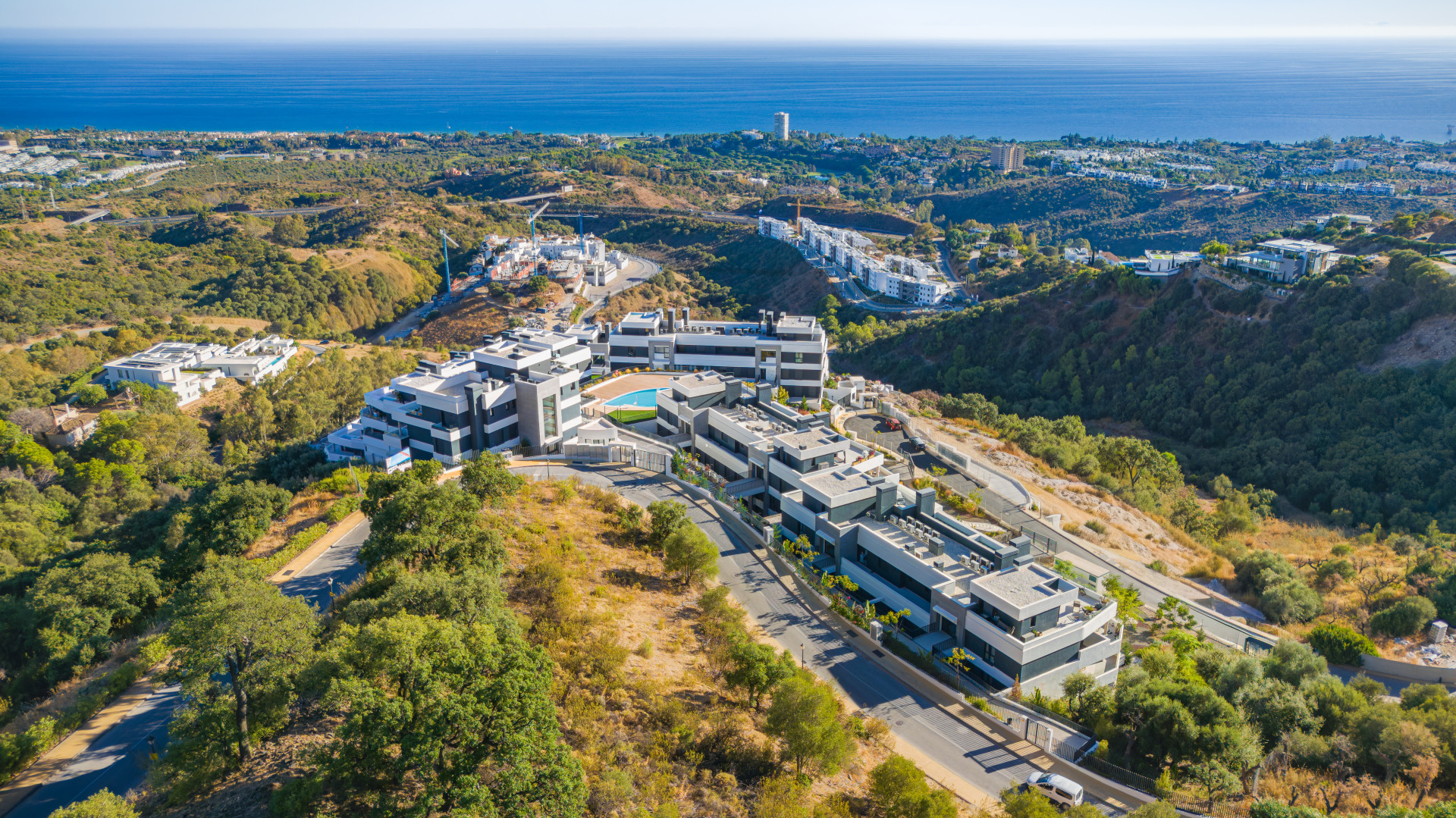 Krasne navrzeny dvoupokojovy byt v prizemi se nachazi v vyhledavane Medblue komunite Altos de Los Monteros Marbella 1