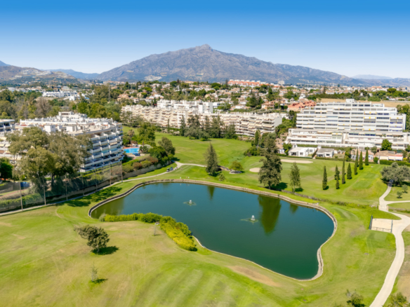 Krásný dvoupokojový apartmán se nachází v Campos de Guadalmina, Guadalmina Alta