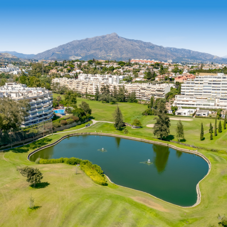 Krásný dvoupokojový apartmán se nachází v Campos de Guadalmina, Guadalmina Alta