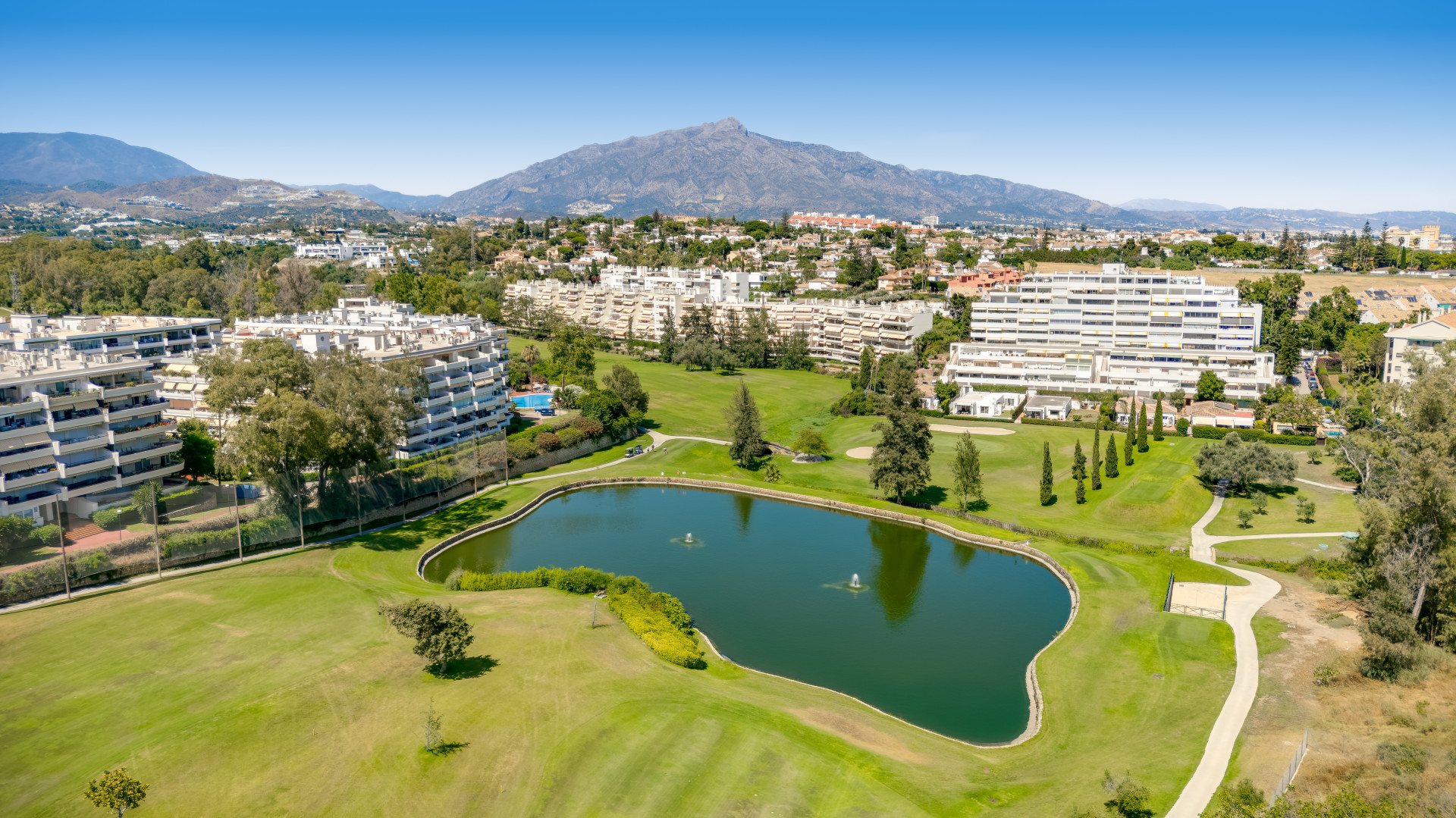 Krásný dvoupokojový apartmán se nachází v Campos de Guadalmina, Guadalmina Alta