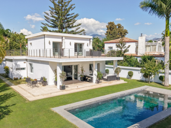 Luxury 4-Bedroom Villa in Nueva Andalucía Within Walking Distance of Puerto Banús