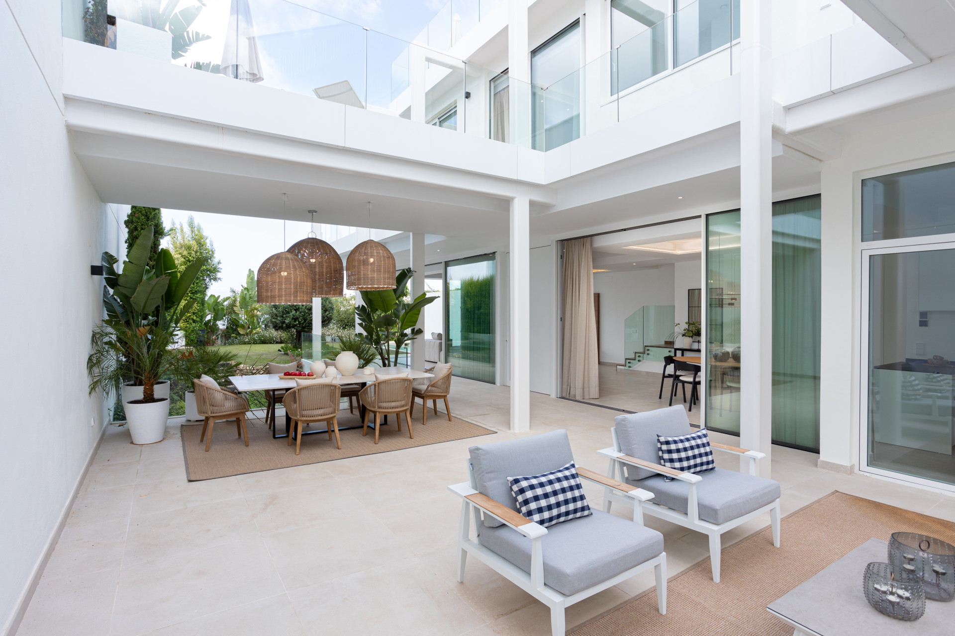 Luxusvilla in Marbella im Stadtteil Valdeolletas mit privatem Pool und Panoramablick auf das Meer