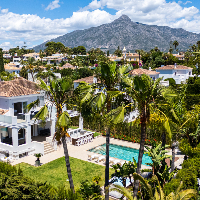 Luxusvilla mit sechs Schlafzimmern im prestigeträchtigen Golf Valley von Nueva Andalucía