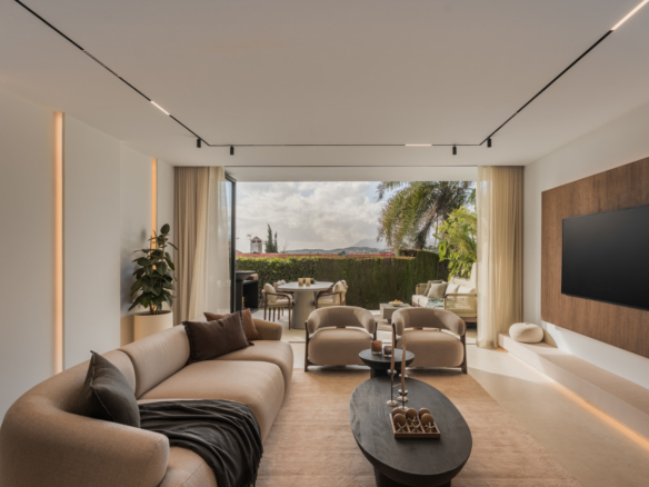 Newly reformed 3 bed townhouse in the heart of Aloha