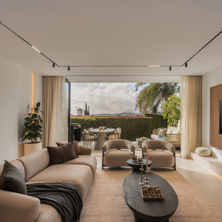 Newly reformed 3 bed townhouse in the heart of Aloha