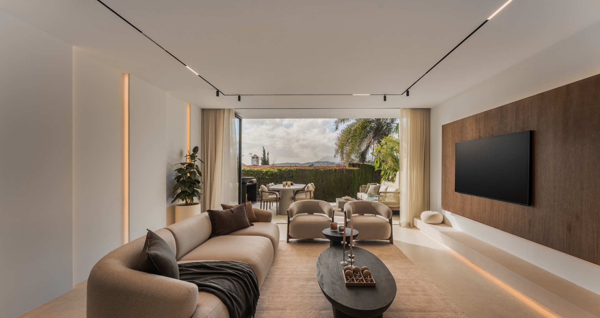 Newly reformed 3 bed townhouse in the heart of Aloha