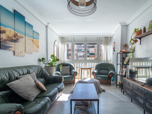 Opportunity in one of the most popular areas in Malaga! Fantastic house located in the area of Huelin, one of the most popular areas for its proximity to the sea and its excellent quality of life.