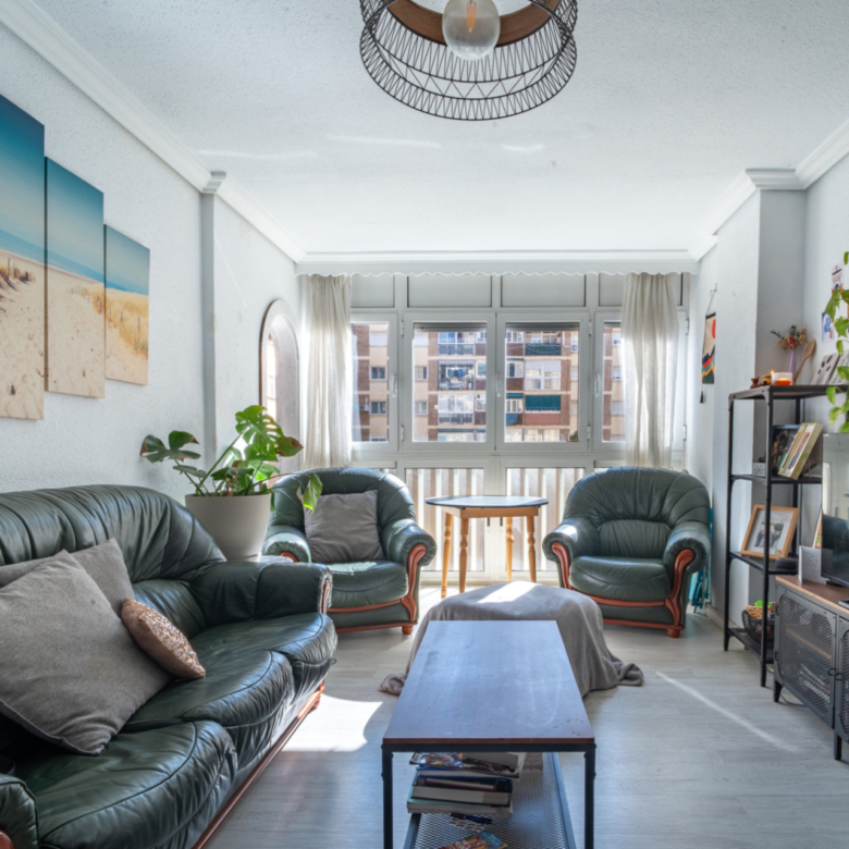 Opportunity in one of the most popular areas in Malaga! Fantastic house located in the area of Huelin, one of the most popular areas for its proximity to the sea and its excellent quality of life.