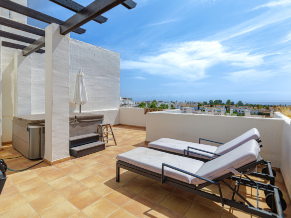 Panoramic Sea View Apartment in Sunset Golf, Estepona